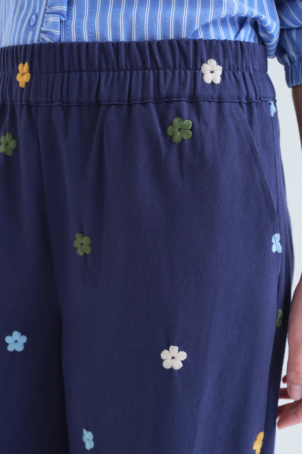 63C/43000 PANTALÓN MARINO BORDADO FLORES Compañía Fantástica